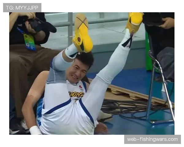 特写:关键时刻,孙铭徽突破分球助攻朱俊龙命中底角绝平三分